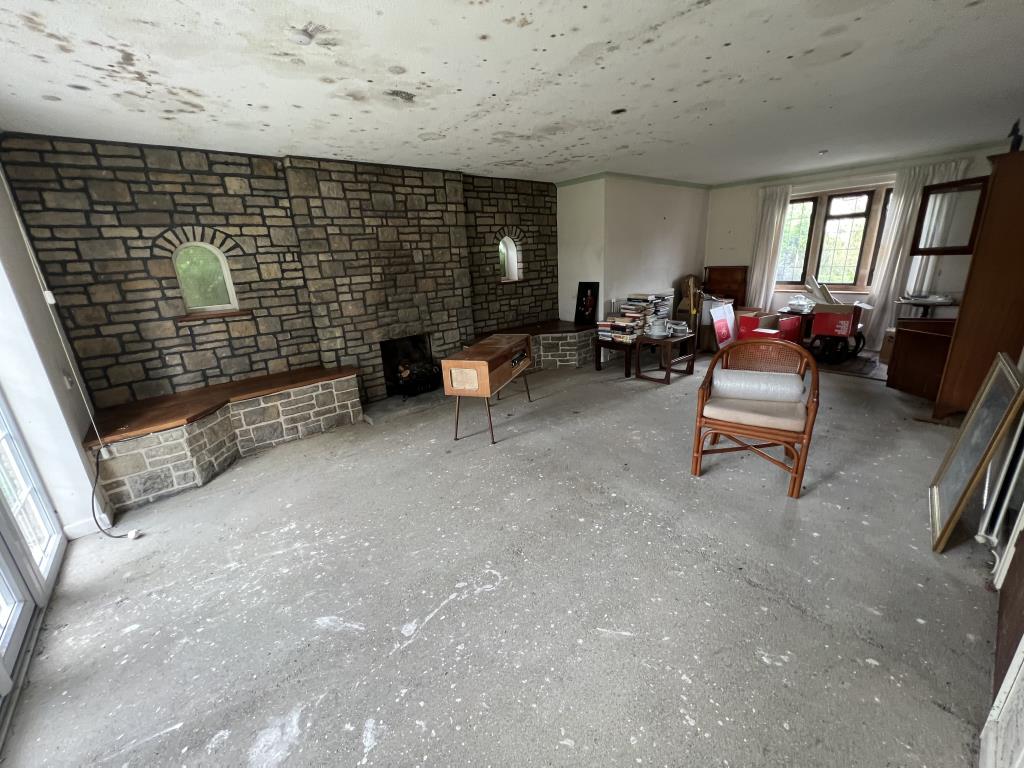 Lot: 143 - WATER-DAMAGED DETACHED PROPERTY FOR REFURBISHMENT - General view of living room